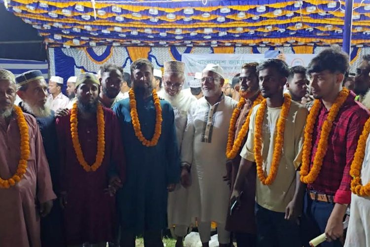 জামায়াতে যোগদান করায় ফুলের মালা দিয়ে বরণ করে নেয় জামায়াতে  ইসলামীর নেতাকর্র্মীরা।