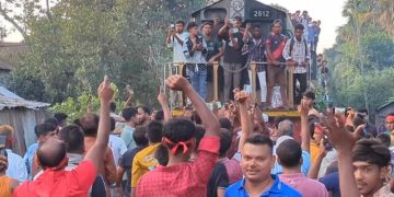 মনোনয়ন দিতে ট্রেন আটকে মিছিল