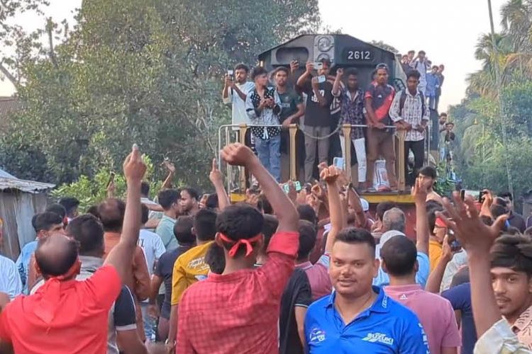 মনোনয়ন দিতে ট্রেন আটকে মিছিল