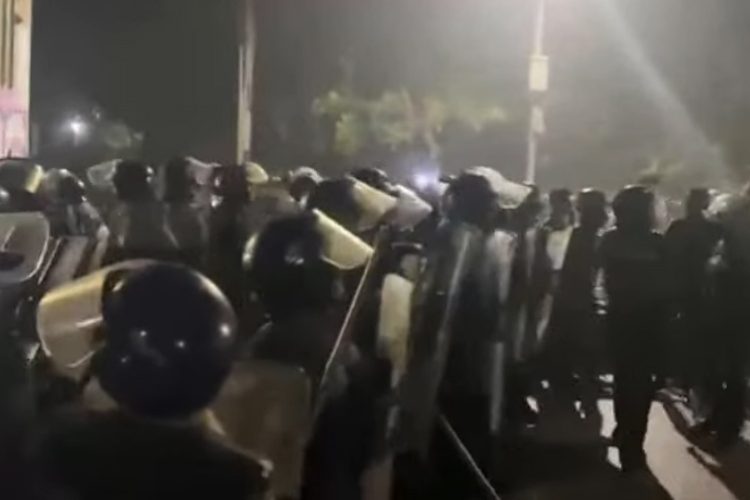 ৪৭তম বিসিএসের লিখিত পরীক্ষার তারিখ পেছানোর দাবিতে পুলিশের সঙ্গে পরীক্ষার্থীদের সংঘর্ষ। ছবি: ভিডিও থেকে নেওয়া