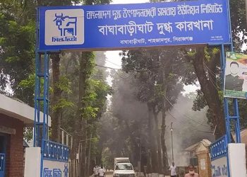 ৬ দফা দাবিতে মিল্কভিটায় দুধ সরবরাহ বন্ধ রেখেছে সিরাজগঞ্জের শাহজাদপুরের সমবায়ি খামারিরা