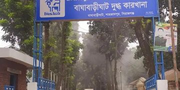 ৬ দফা দাবিতে মিল্কভিটায় দুধ সরবরাহ বন্ধ রেখেছে সিরাজগঞ্জের শাহজাদপুরের সমবায়ি খামারিরা