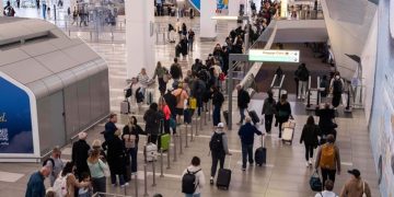 শাটডাউনে যুক্তরাষ্ট্রে বিমান চলাচলে বিপর্যয়, ৩২শ ফ্লাইট বাতিল