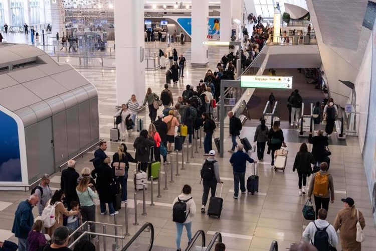 শাটডাউনে যুক্তরাষ্ট্রে বিমান চলাচলে বিপর্যয়, ৩২শ ফ্লাইট বাতিল