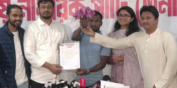 রাজধানীর বাংলামোটরে দলটির অস্থায়ী কার্যালয় থেকে তিনি মনোনয়ন ফরম সংগ্রহ করেন সুজন। ছবি: প্রতিনিধি