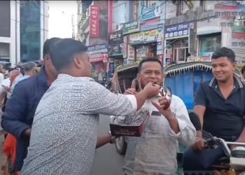 শেখ হাসিনার মৃত্যুদণ্ডের রায়ে রাজশাহীতে এনসিপির মিষ্টি বিতরণ। ছবি: ভিডিও থেকে নেওয়া