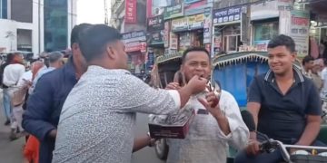 শেখ হাসিনার মৃত্যুদণ্ডের রায়ে রাজশাহীতে এনসিপির মিষ্টি বিতরণ। ছবি: ভিডিও থেকে নেওয়া