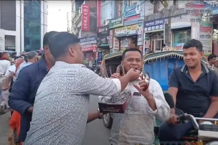 শেখ হাসিনার মৃত্যুদণ্ডের রায়ে রাজশাহীতে এনসিপির মিষ্টি বিতরণ। ছবি: ভিডিও থেকে নেওয়া