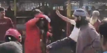 হাজিরা শেষে জজ কোর্ট চত্বরে বাউলদের ওপর হামলা। ছবি: সংগৃহীত