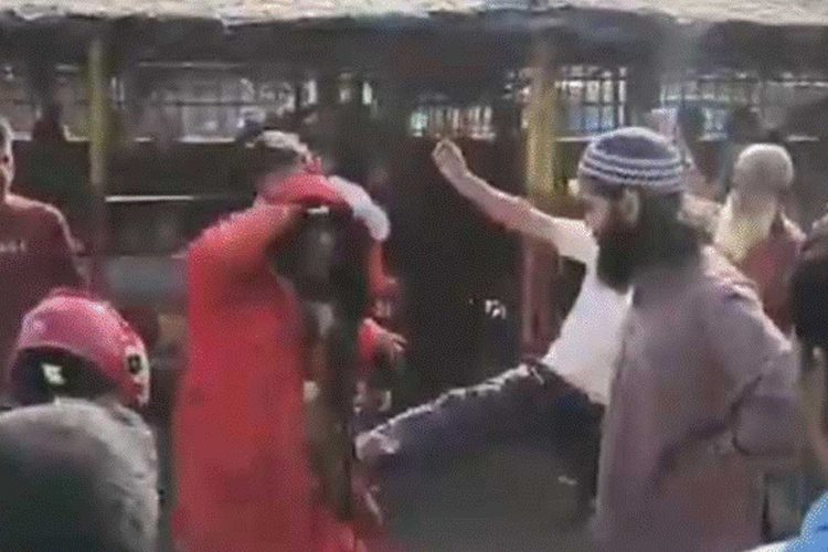 হাজিরা শেষে জজ কোর্ট চত্বরে বাউলদের ওপর হামলা। ছবি: সংগৃহীত