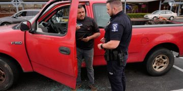 যুক্তরাষ্ট্রে অভিবাসনবিরোধী গ্রেফতার অভিযান: ট্রাম্প প্রশাসনের পদক্ষেপে শার্লটে উত্তেজনা