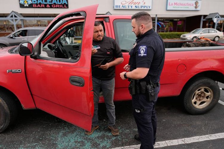 যুক্তরাষ্ট্রে অভিবাসনবিরোধী গ্রেফতার অভিযান: ট্রাম্প প্রশাসনের পদক্ষেপে শার্লটে উত্তেজনা