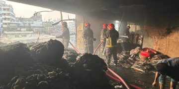 বাবুবাজার এলাকায় হাজী টাওয়ার নামের ১৪ তলা ভবনের ষষ্ঠ তলায় আগুন লাগার ঘটনা ঘটে। ছবি: ফায়ার সার্ভিস