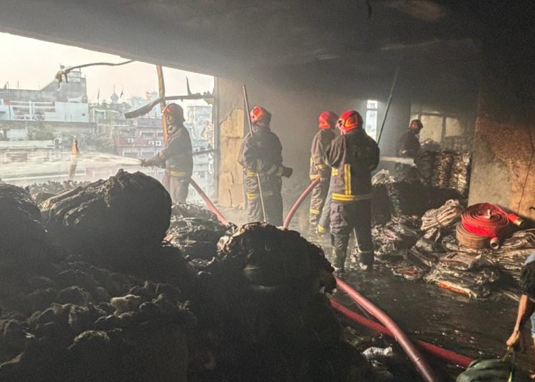 বাবুবাজার এলাকায় হাজী টাওয়ার নামের ১৪ তলা ভবনের ষষ্ঠ তলায় আগুন লাগার ঘটনা ঘটে। ছবি: ফায়ার সার্ভিস