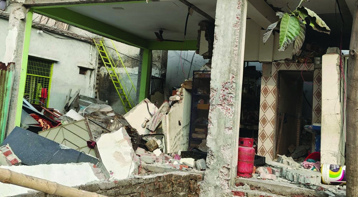 বিস্ফোরণে উড়ে গেল মাদরাসার কক্ষ, শিশুসহ আহত ৪