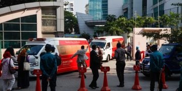 এভারকেয়ার হাসপাতাল থেকে বিমানবন্দরে নেওয়া হচ্ছে ওসমান হাদিকে। ছবি: চ্যানেল আই অনলাইন