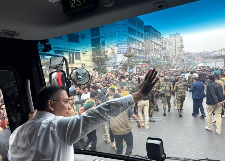 দেশে পৌঁছে সংবর্ধনা অনুষ্ঠানে যাবার পথে নেতাকর্মীদের সঙ্গে হাত নেড়ে শুভেচ্ছা বিনিময় করেন তারেক রহমান