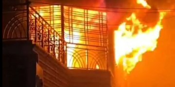 দিনাজপুরে উত্তেজিত জনতার আগুনে পুড়ল সাবেক প্রতিমন্ত্রী ও সাবেক মেয়রের বাড়ি। ছবি: প্রতিনিধি