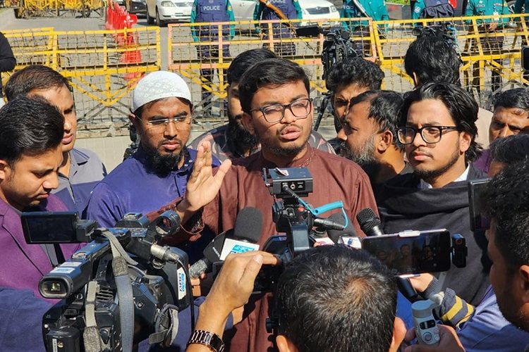 আগামী ৬ ঘণ্টার মধ্যে হাদির ওপর হামলাকারীদের গ্রেফতারের দাবি ফাহিম ফারুকির