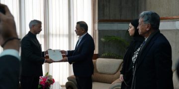 ছবি: তারেক রহমানের হাতে ভারতের পররাষ্ট্রমন্ত্রীর শোকবার্তা হস্তান্তর