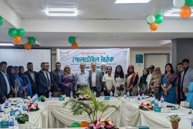 ছবি: পাইলস ও কোলারেক্টাল রোগের জনসচেতনতা বৃদ্ধি বিষয়ক গোলটেবিলে অনুষ্ঠান