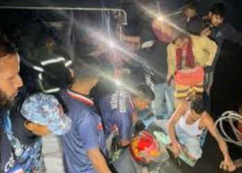 ধলেশ্বরীতে ফেরি থেকে ট্রাকসহ ৫ যানবাহন পানিতে