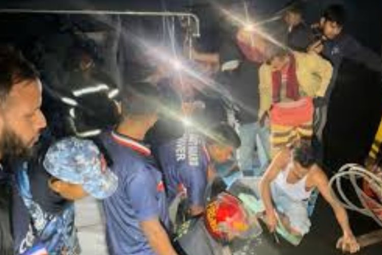 ধলেশ্বরীতে ফেরি থেকে ট্রাকসহ ৫ যানবাহন পানিতে