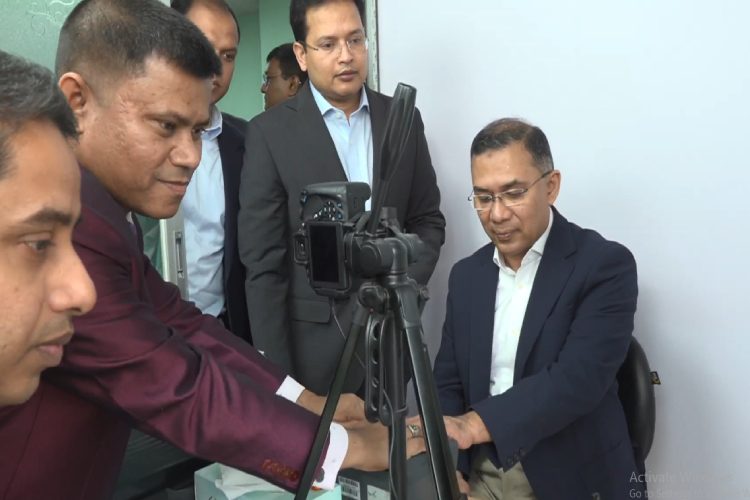 ছবি: ভোটার হতে নির্বাচন কমিশনে পৌঁছেছেন তারেক রহমান।