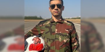 ছবি: হাদির ছবি আঁকা হেলমেট নিয়ে প্যারাট্রুপার আশিক