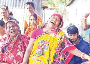 ছবি: ভালুকায় পিটিয়ে হত্যার পর মরদেহে আগুন দেয়ার ঘটনায় স্বজনদের আহাজারি