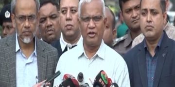 ছবি: বেগম খালেদা জিয়ার বর্তমান স্বাস্থ্য পরিস্থিতি নিয়ে তার ব্যক্তিগত চিকিৎসক ডা. এ জেড এম জাহিদ হোসেনের প্রেস ব্রিফিং।