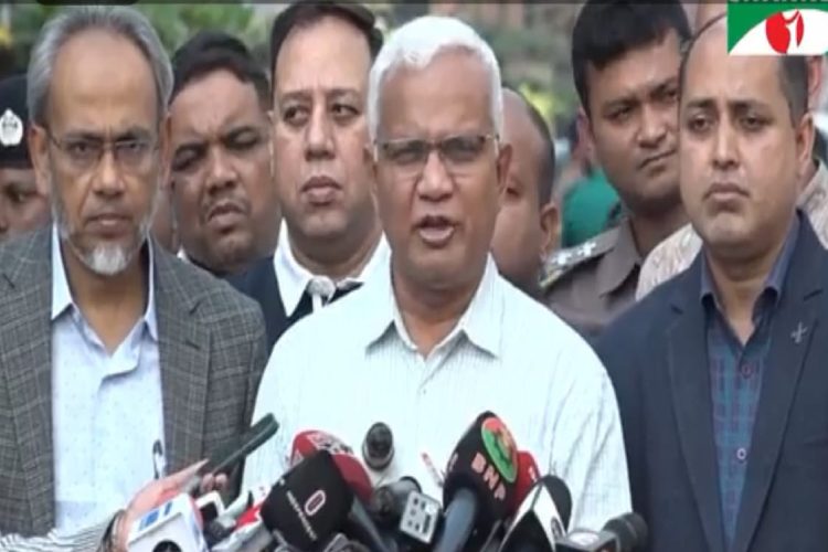 ছবি: বেগম খালেদা জিয়ার বর্তমান স্বাস্থ্য পরিস্থিতি নিয়ে তার ব্যক্তিগত চিকিৎসক ডা. এ জেড এম জাহিদ হোসেনের প্রেস ব্রিফিং।