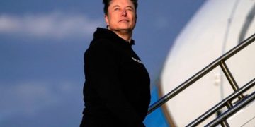 বিশ্বে প্রথম ব্যক্তি হিসেবে ইলন মাস্কের সম্পদ ৭০০ বিলিয়ন ডলার ছাড়াল