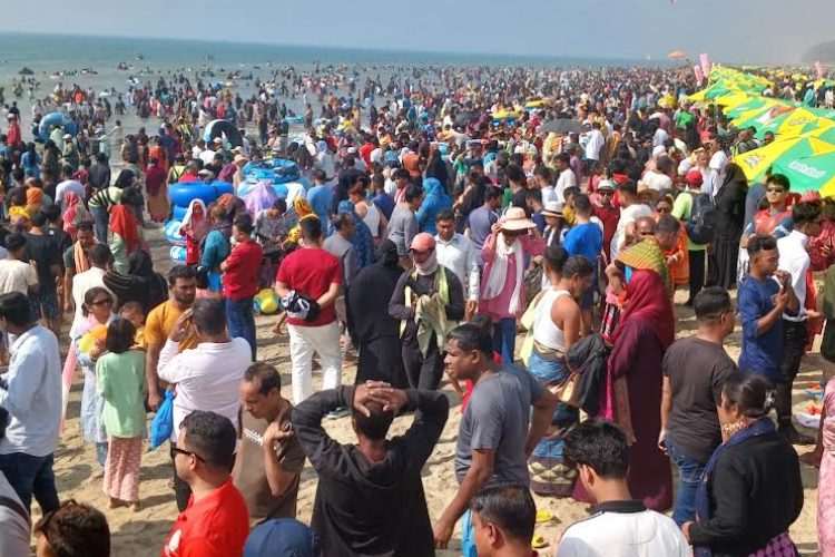 বড়দিনসহ টানা তিন দিনের ছুটিতে কক্সবাজারে পর্যটকের ঢল