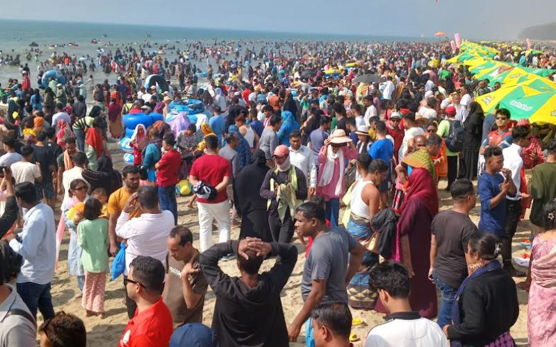 বড়দিনসহ টানা ৩ দিনের ছুটিতে কক্সবাজারে পর্যটকের ঢল