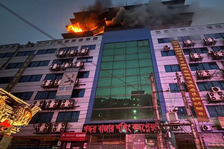 গুলিস্তান জিরো পয়েন্টে খদ্দর বাজার মার্কেটে আগুন। ছবি: সংগৃহীত