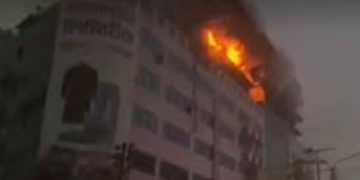 গুলিস্তান জিরো পয়েন্টের খদ্দর মার্কেটে আগুন নিয়ন্ত্রণে। ছবি: সংগৃহীত