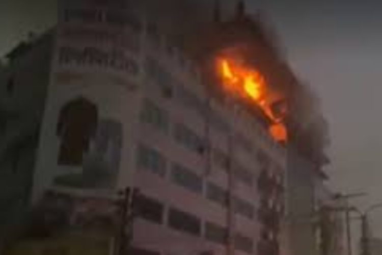 গুলিস্তান জিরো পয়েন্টের খদ্দর মার্কেটে আগুন নিয়ন্ত্রণে। ছবি: সংগৃহীত