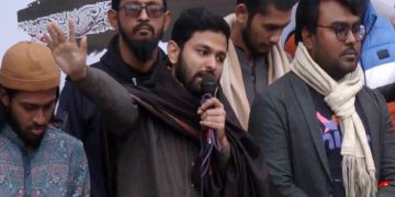 ছবি: ইনকিলাব মঞ্চের সদস্যসচিব আবদুল্লাহ আল জাবেরসহ অন্য সদস্যরা।