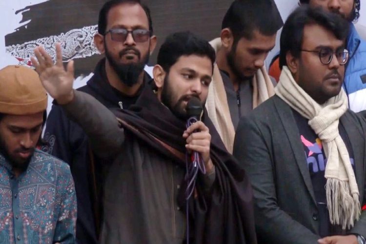 ছবি: ইনকিলাব মঞ্চের সদস্যসচিব আবদুল্লাহ আল জাবেরসহ অন্য সদস্যরা।