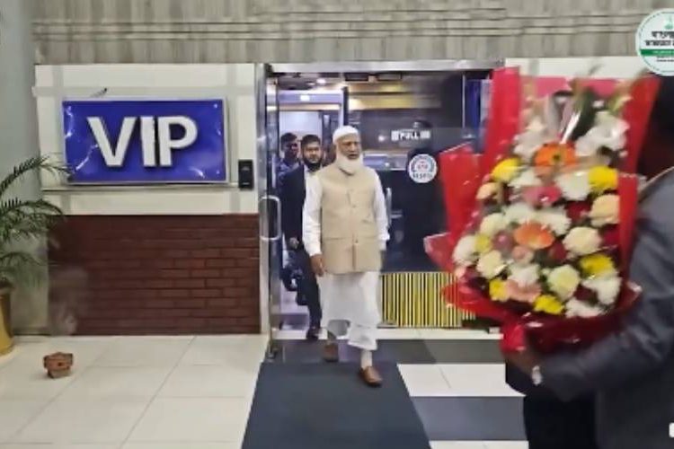 বিমানবন্দরে জামায়াতে আমির ডা. শফিকুর রহমান। ছবি: ভিডিও থেকে নেওয়া