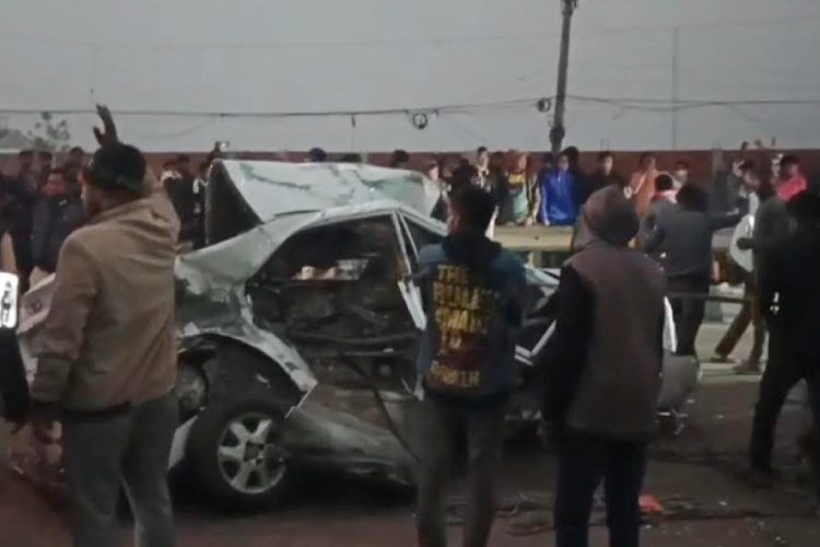 টাঙ্গাইলে দাঁড়িয়ে থাকা প্রাইভেটকারে ট্রাকের ধাক্কা,