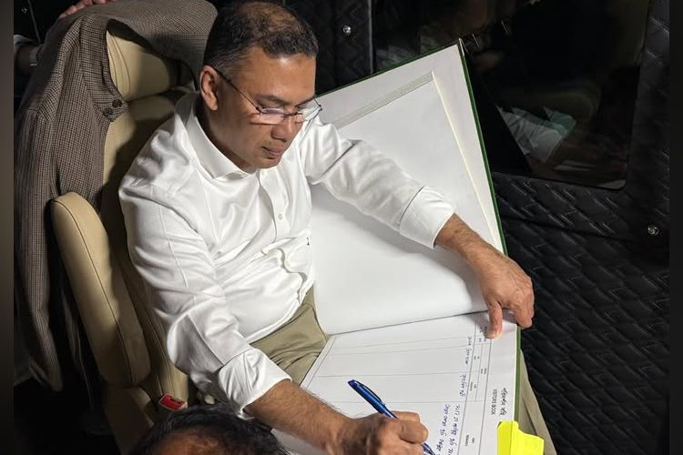 জাতীয় স্মৃতিসৌধের পরিদর্শন বইয়ে স্বাক্ষর করেন তারেক রহমান। ছবি: সংগৃহীত