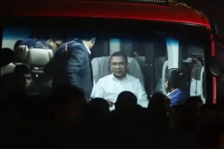 মায়ের কাছ থেকে গুলশানের পথে তারেক রহমান।