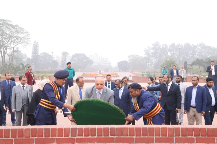 ছবি: স্মৃতিসৌধে বীর শহীদদের প্রতি প্রধান বিচারপতির শ্রদ্ধা