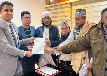 মনোনয়ন দাখিল করেছেন বৃহত্তর সুন্নী জোট প্রার্থী মুফতি গিয়াস উদ্দিন তাহেরী।