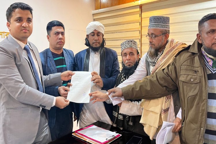 মনোনয়ন দাখিল করেছেন বৃহত্তর সুন্নী জোট প্রার্থী মুফতি গিয়াস উদ্দিন তাহেরী।