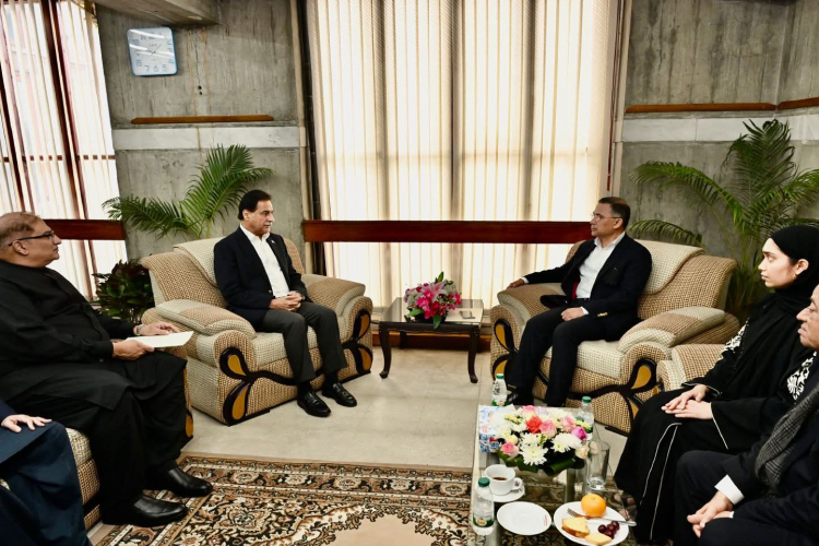 ছবি: তারেক রহমানের হাতে পাকিস্তানের পররাষ্ট্রমন্ত্রীর শোকবার্তা হস্তান্তর