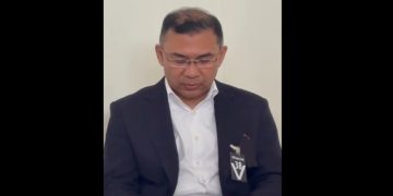 ছবি: মায়ের কফিনের পাশে তারেক রহমানের কোরআন তেলাওয়াত