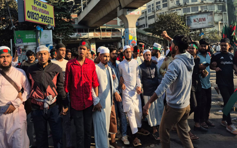 ওসমান হাদির মৃত্যুর প্রতিবাদে শাহবাগে জড়ো হচ্ছে ছাত্র-জনতা